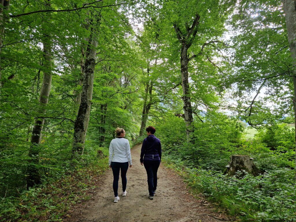 Waldbaden kann in eins zu eins oder in der Gruppe erlebt werden.